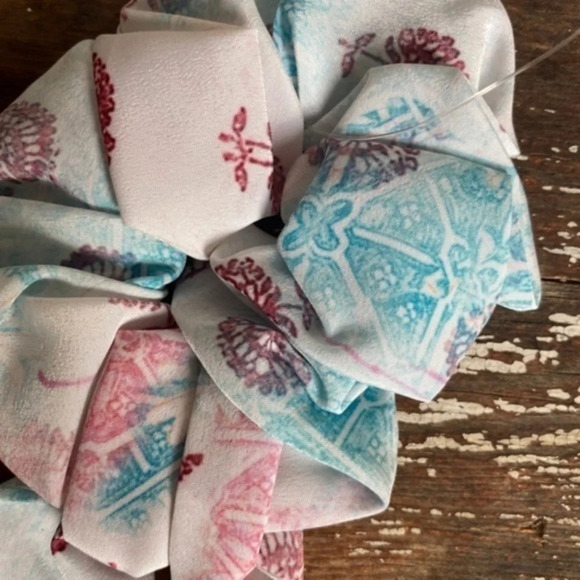 Anthropologie Ronnie Floral Scarf Ponytail Holder - Picture 4 of 6